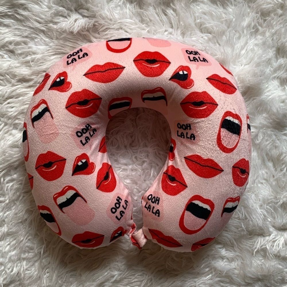 💋Red Lips Travel pillow💋